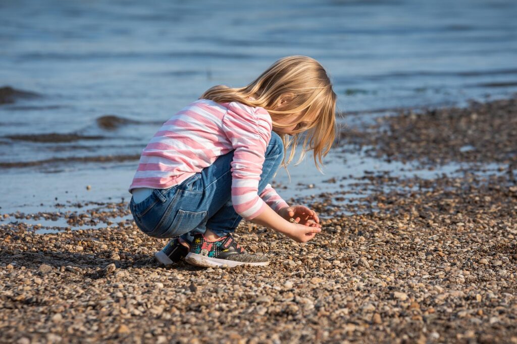 child, to play, nature, beach, girl, water