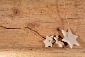 g99386d822a79e63508b88a8aa3e859e410a800de924e739083f618f73ec58c7a0fdc307d6efaa008bffe6ec26941dacc 1280 554283 clay stars, christmas decoration, decoration, yarn, wood